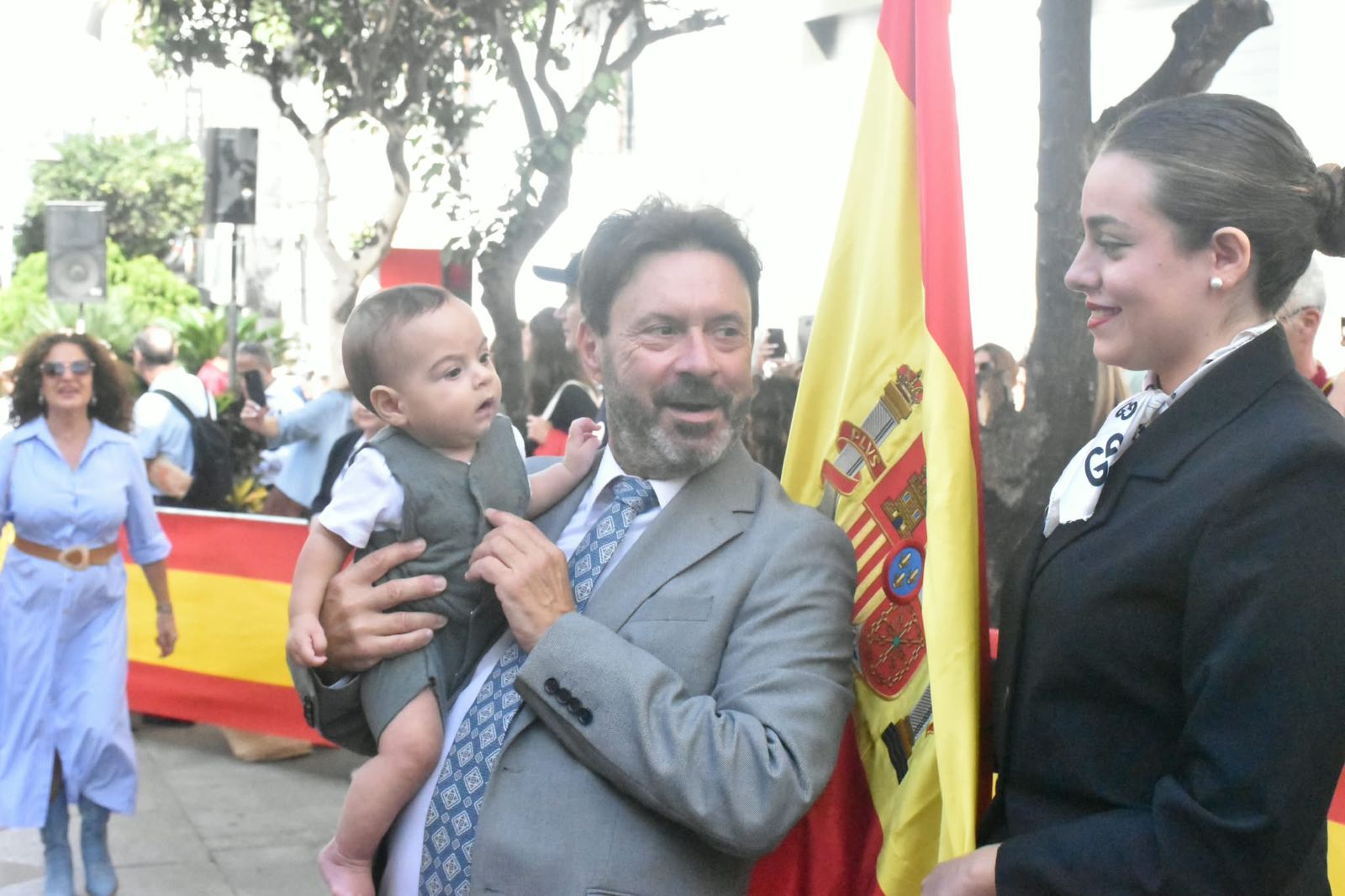 Multitud de ceutíes juran bandera de manera simbólica para mostrar su pertenencia a España