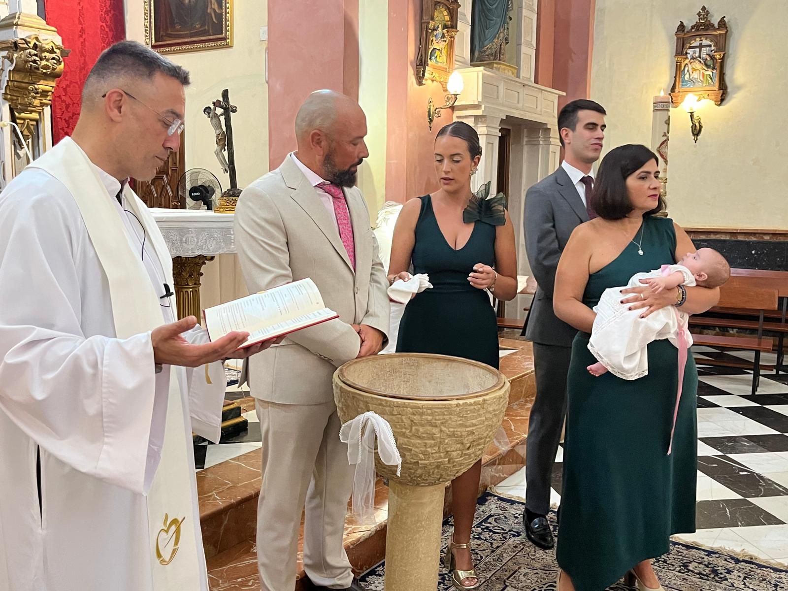 María recibe el Sacramento del bautismo