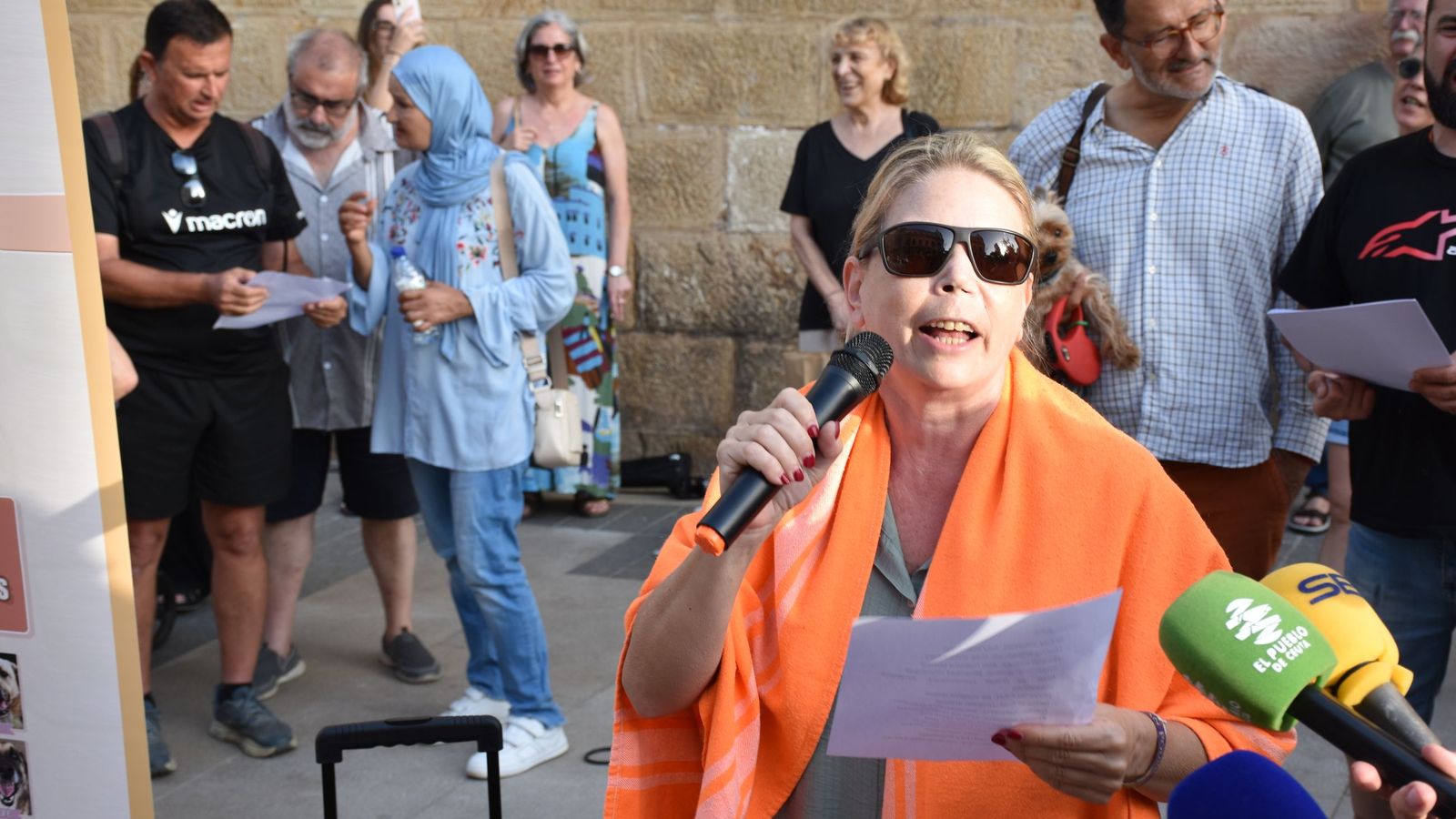 Concentración celebrada a las puertas del Palacio Autonómico por los derechos de los animales en Ceuta