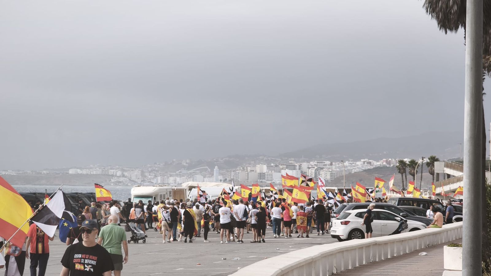 Cientos de ceutíes marchan hacia el Tarajal en defensa de la frontera de Ceuta