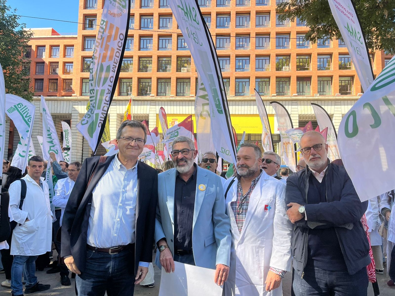 Abdelghani, segundo por la izquierda, durante el acto de protesta celebrado hoy en Madrid