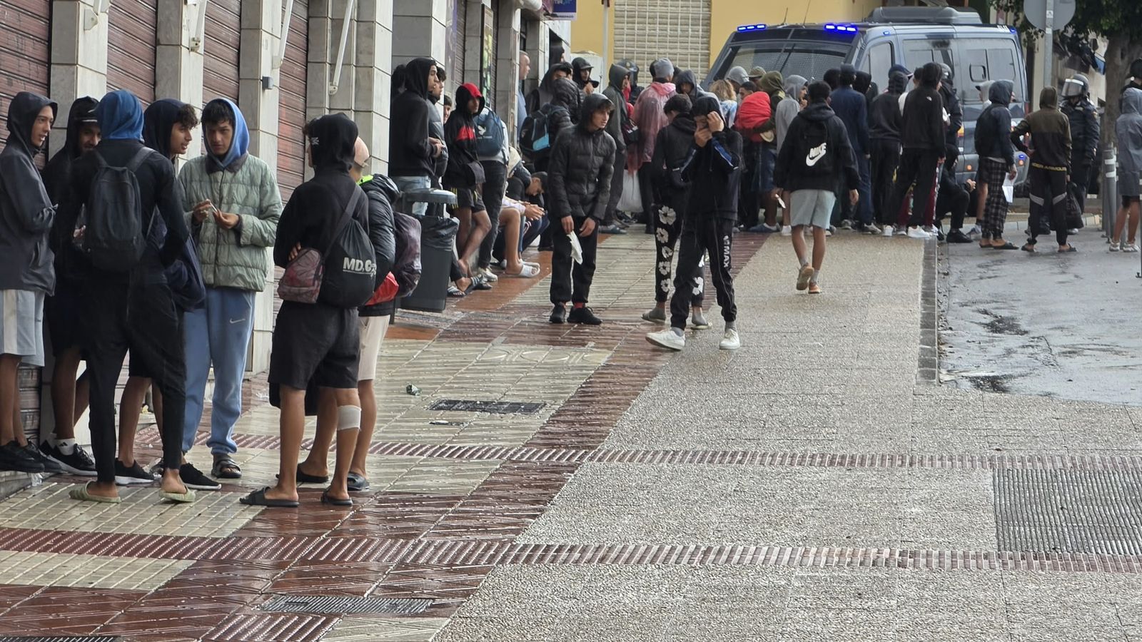 Menores esperan bajo la lluvia para ser filiados