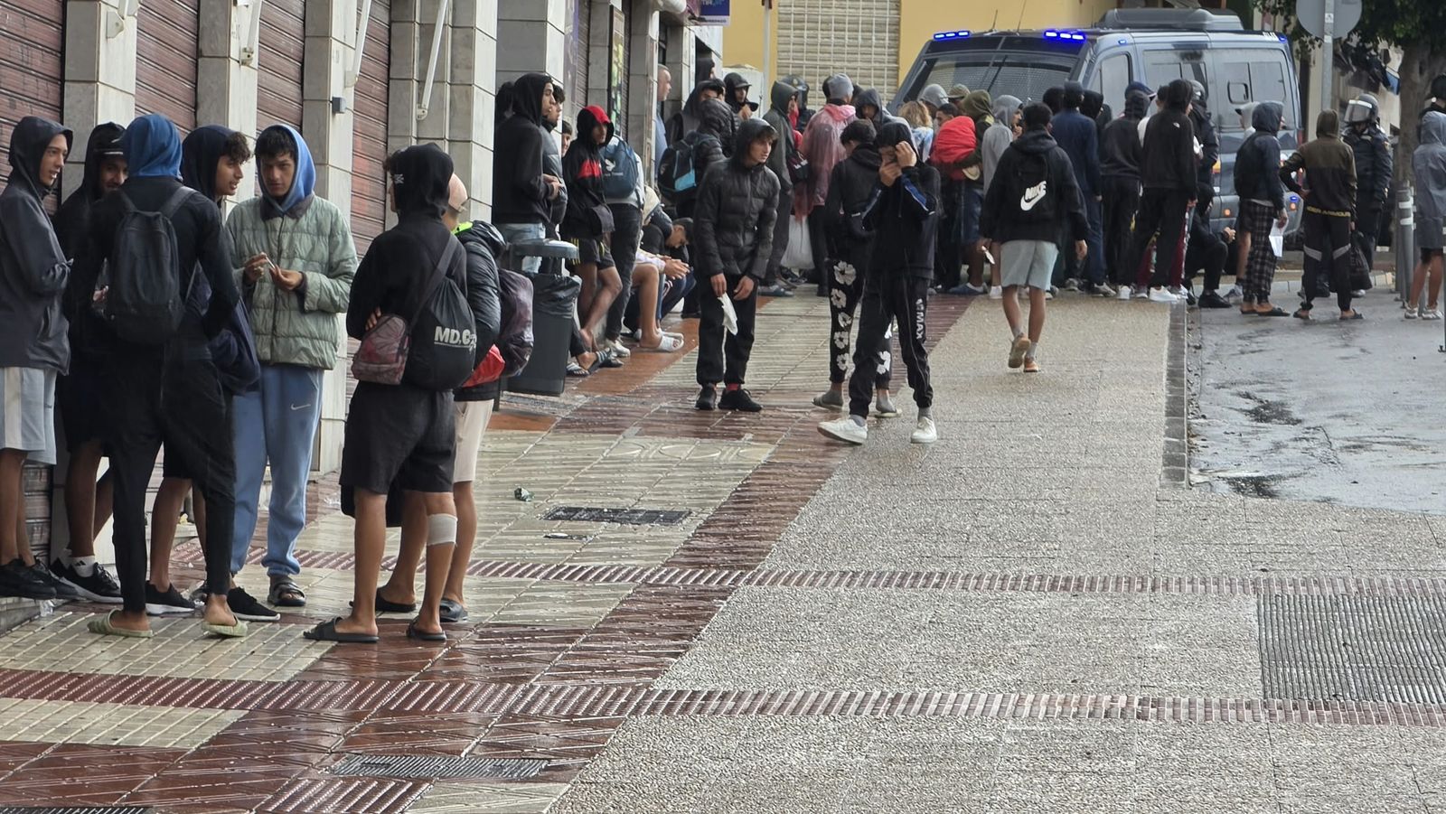 Menores esperan bajo la lluvia para ser filiados