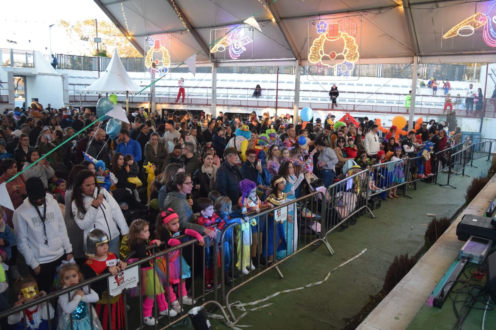 El concurso de carnaval infantil disfraza el Auditorio de la Marina con motivos de circo