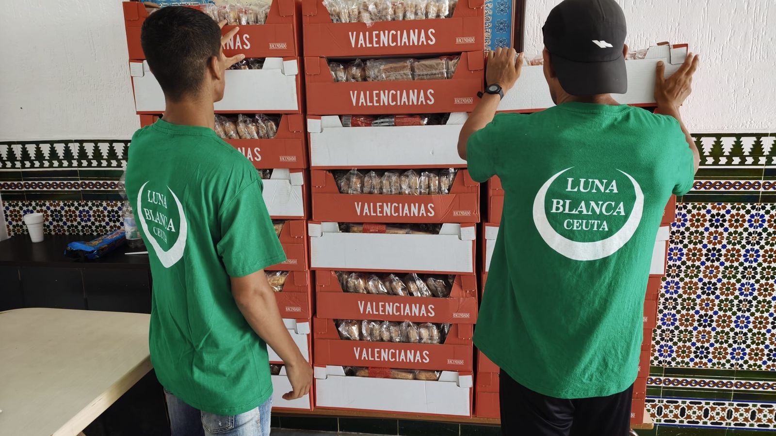Voluntarios organizan la mercancía