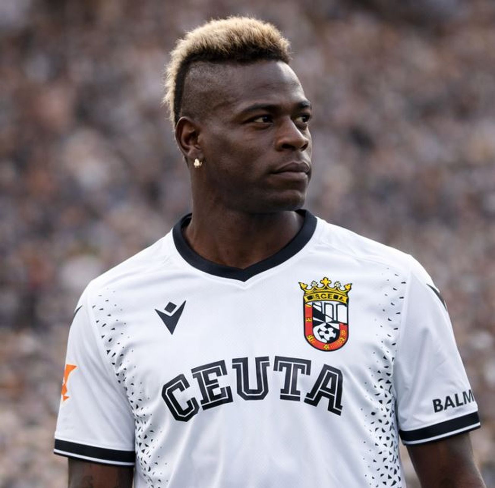 Montaje de Balotelli con la camiseta del Ceuta