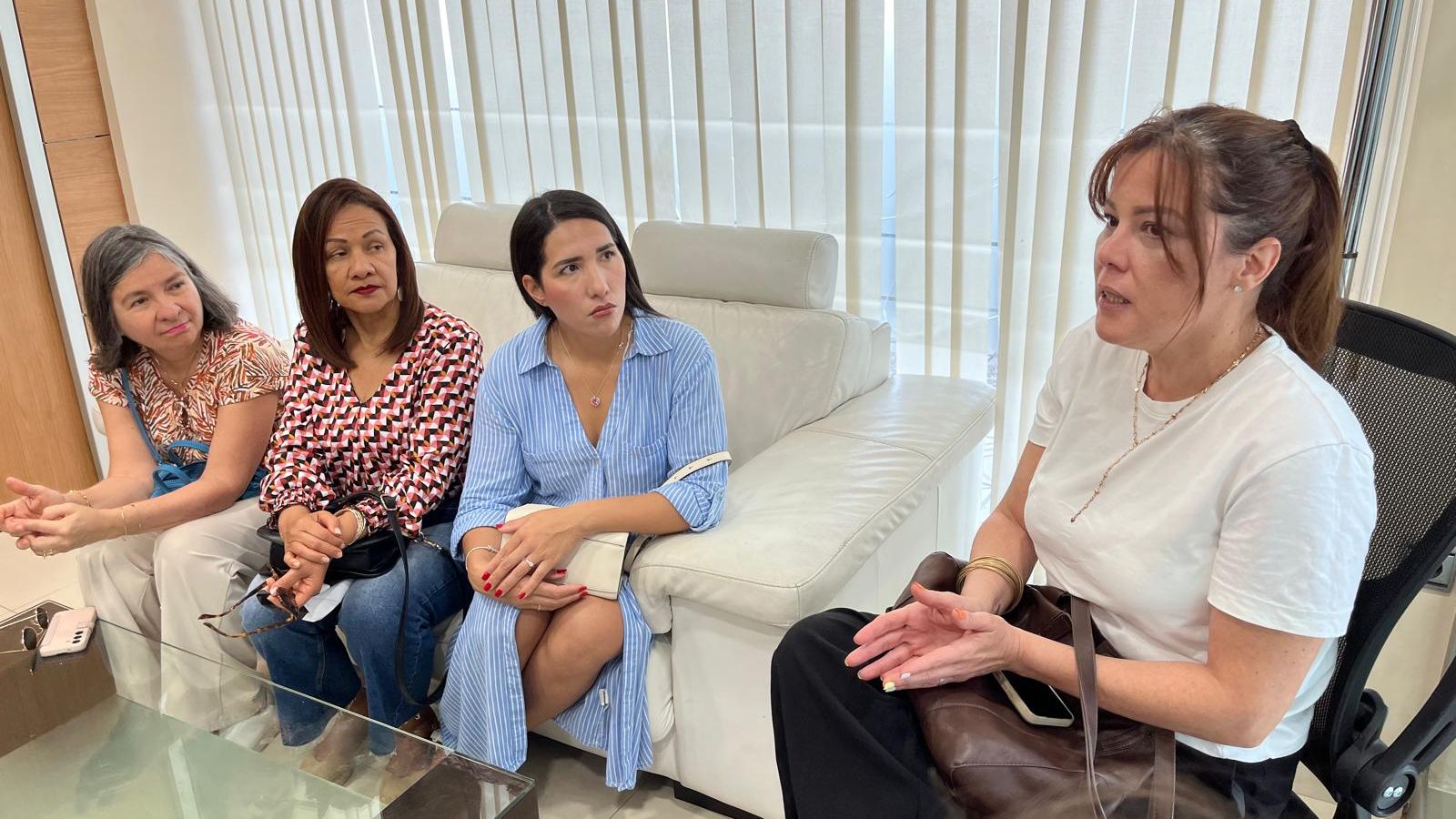 Algunos de los venezolanos residentes en Ceuta, compartiendo experiencias sobre el terremoto de estos días