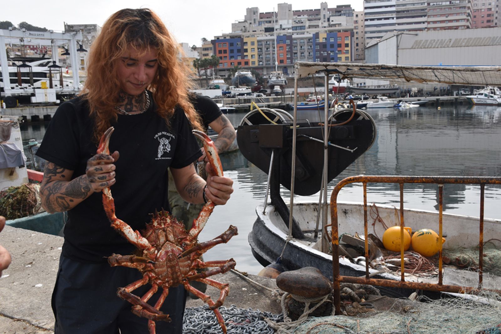 Cynthia León posa con un centollo recién pescado. / FOTO G.S.