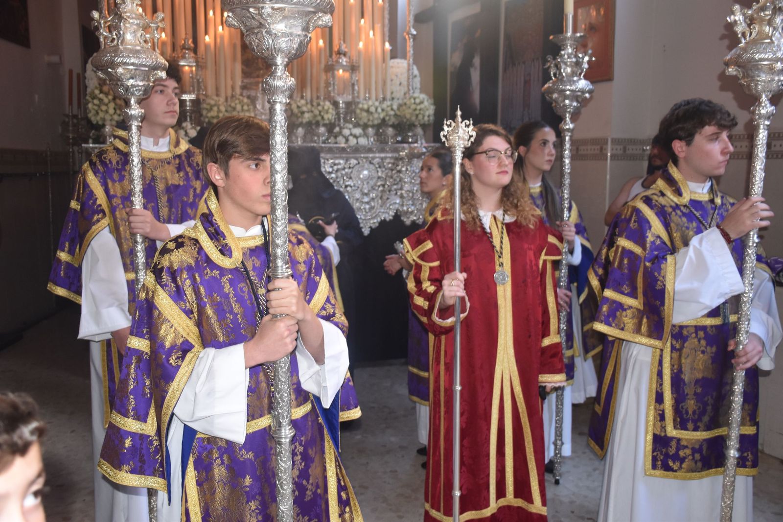 Aroma cofrade y estudiantil: Las Penas reina en el Jueves Santo