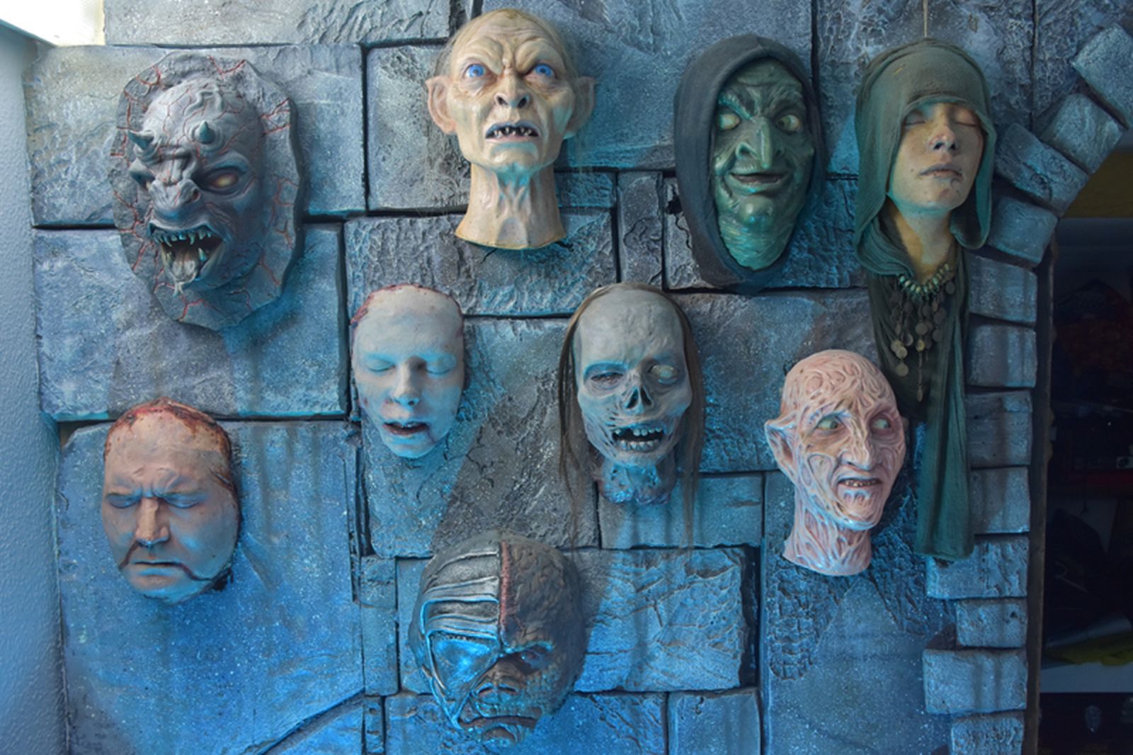 Algunas de las figuras del Museo del Horror de Carlos Lorda en Zurrón. / FOTO G.S.