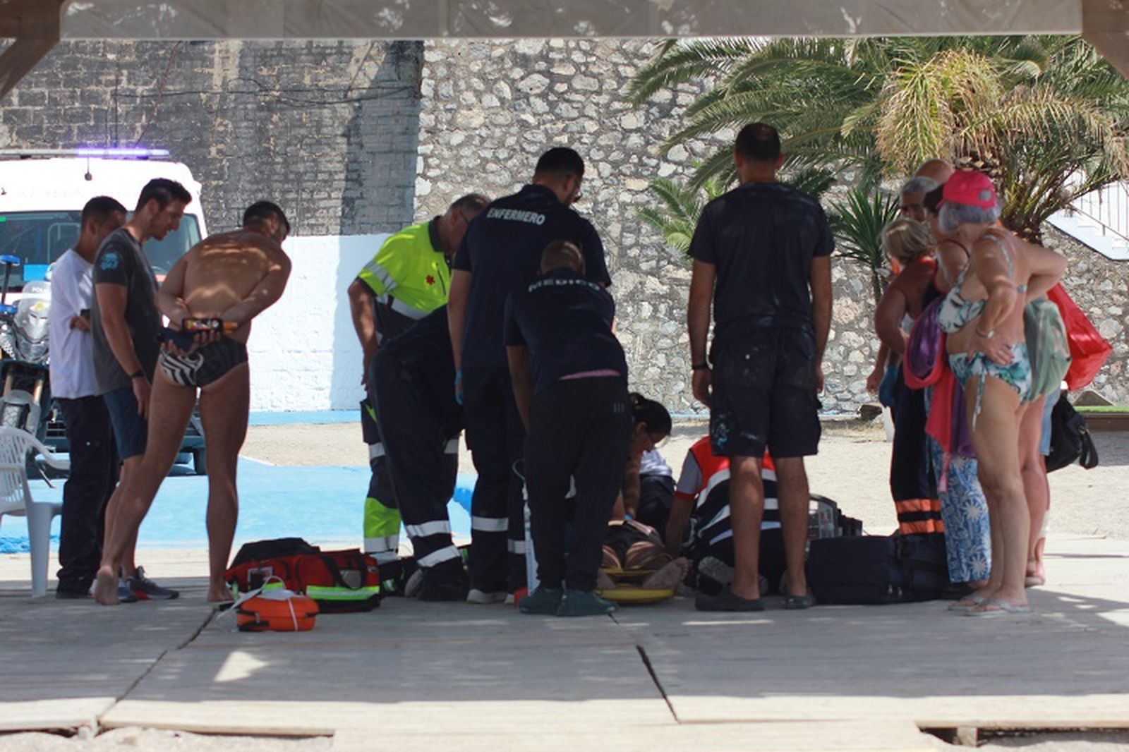 Fallece un bañista de mediana edad tras una parada cardiorrespiratoria en la Ribera. / FOTO S.C.