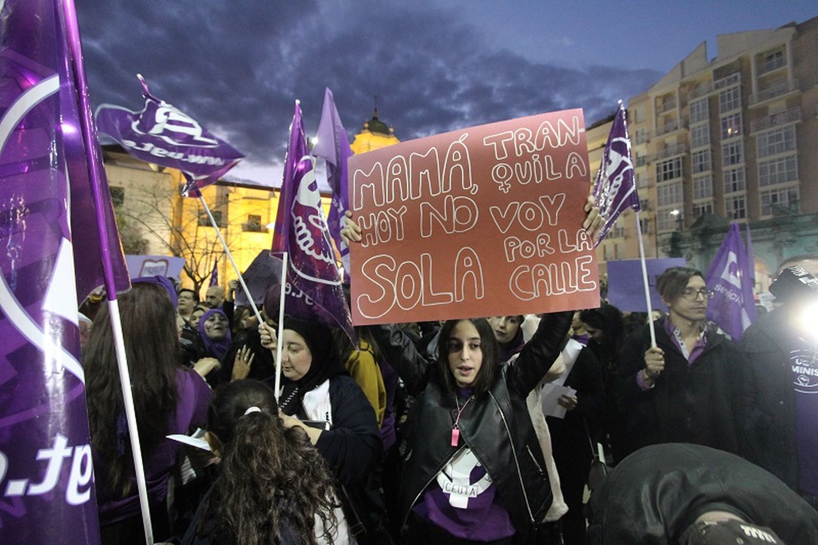 Concentración contra la violencia de género en la Plaza de los Reyes/FOTO EL PUEBLO