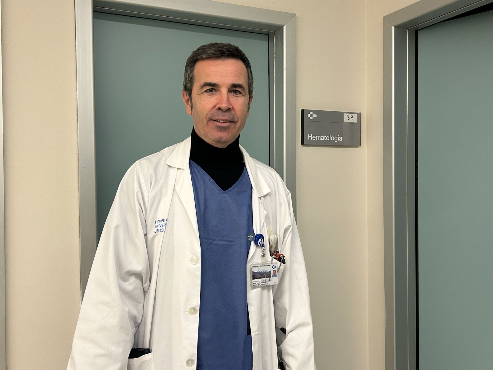 El jefe del servicio de Hematología del HUCE, Rafael Aporta, a las puertas de su consulta