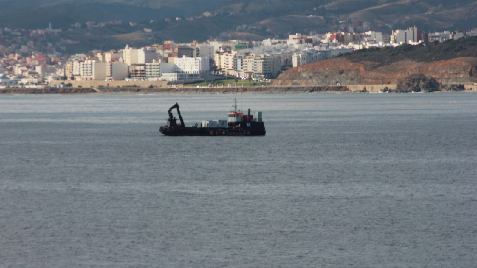 El barco cablero Giulio Verne este sábado en aguas de Ceuta