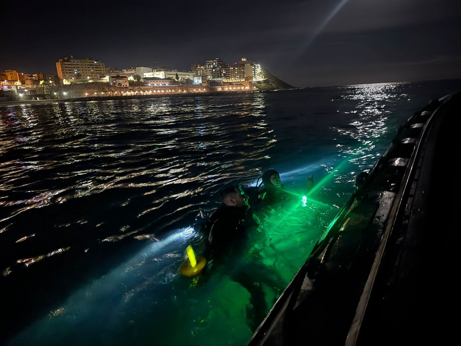 La instrucción está orientada a la aplicación de procedimientos que requieren precisión en la navegación y control de movimientos en entorno nocturno