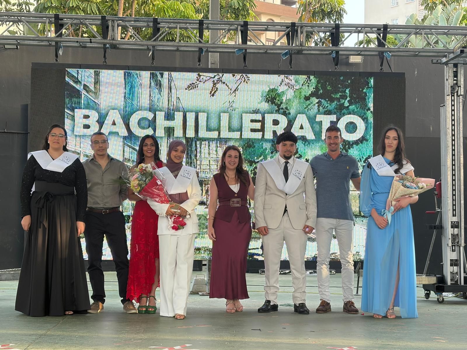 Multitudinaria graduación del Clara Campoamor en el Auditorio de la Marina