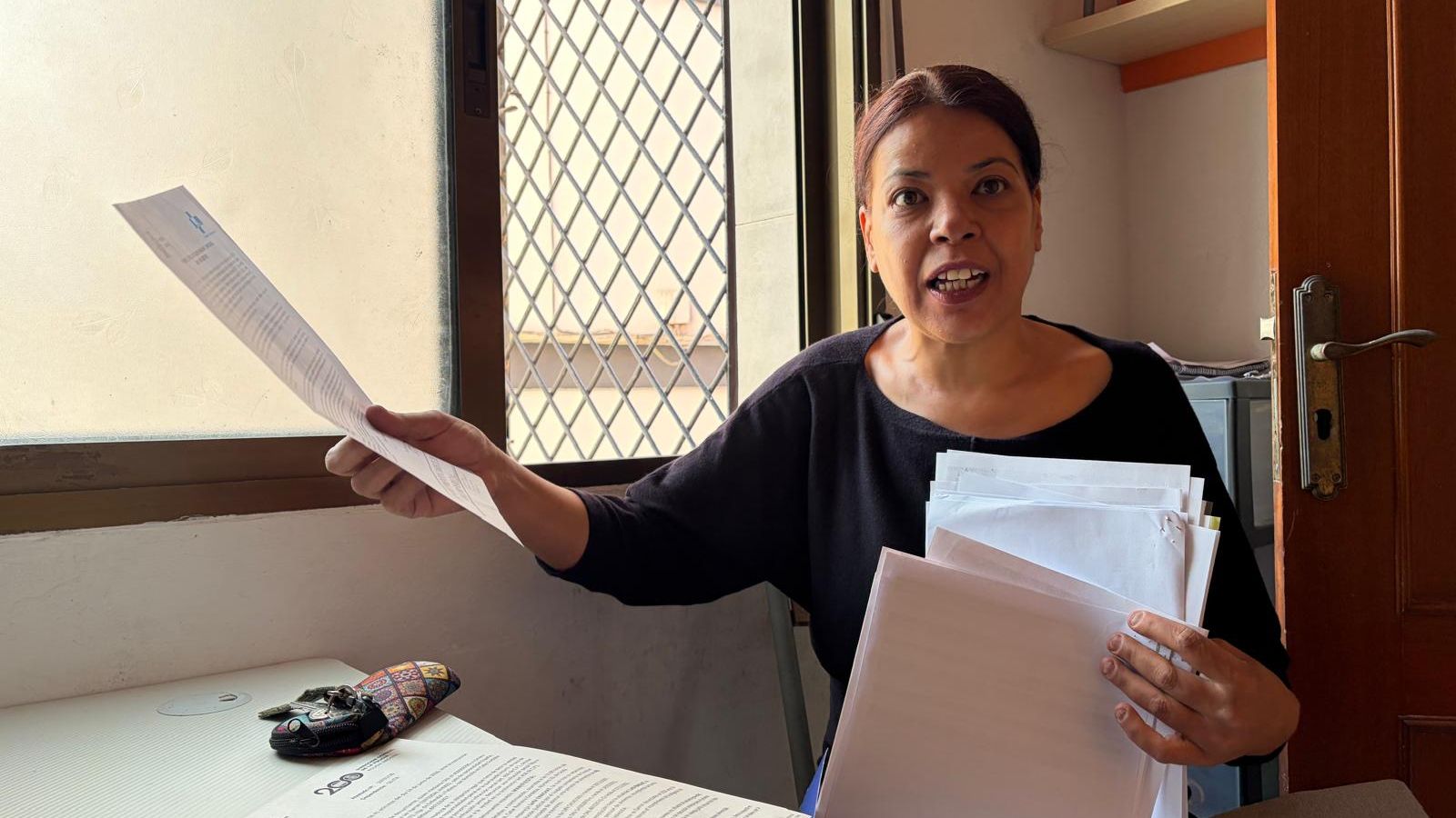 Hanan muestra documentación en su entrevista con El Pueblo.