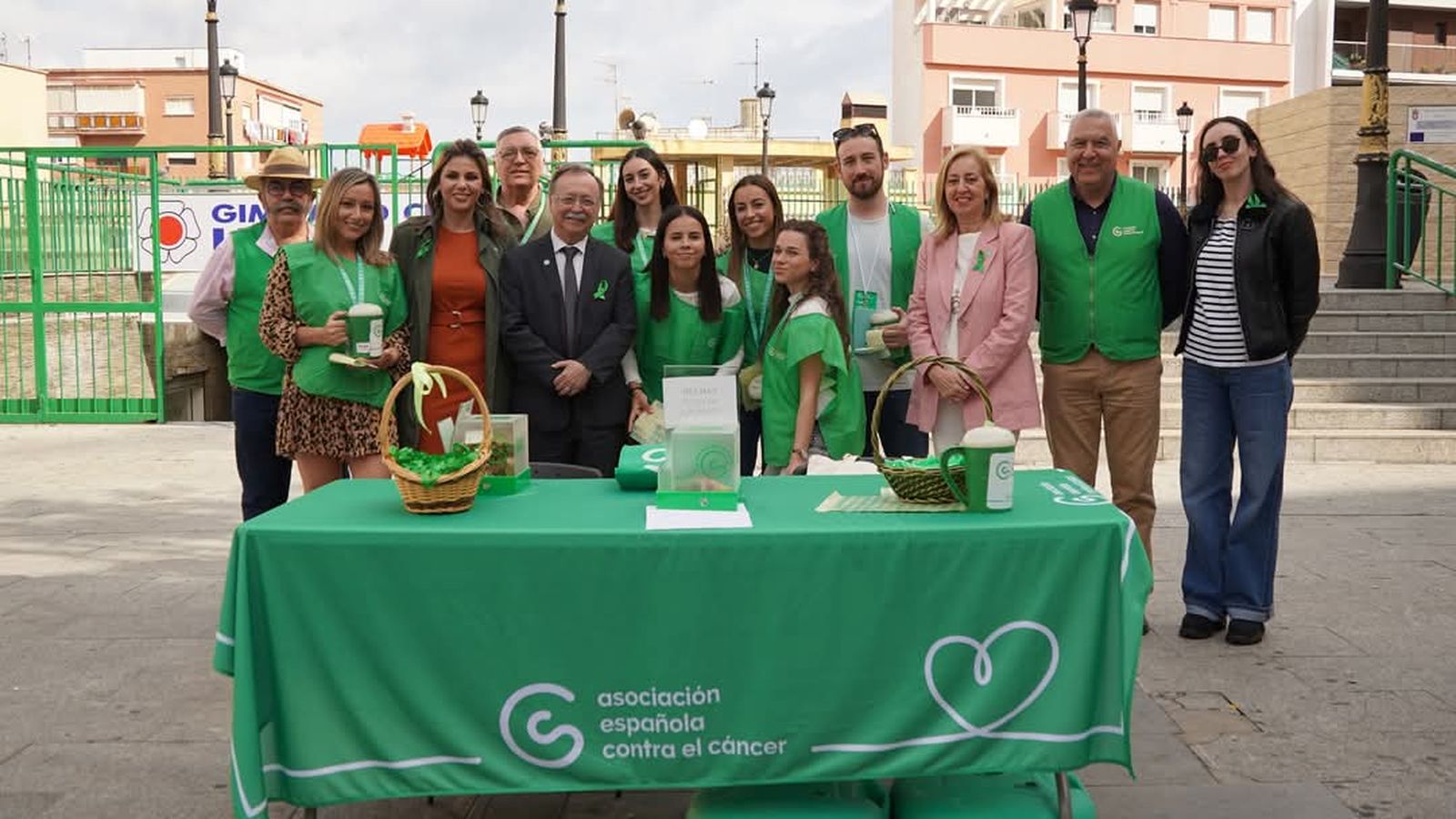Voluntarios de AECC, junto a las autoridades locales
