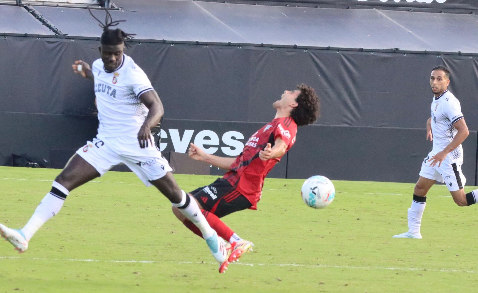 El Ceuta pone la directa ante el Mirandés: resumen en fotos