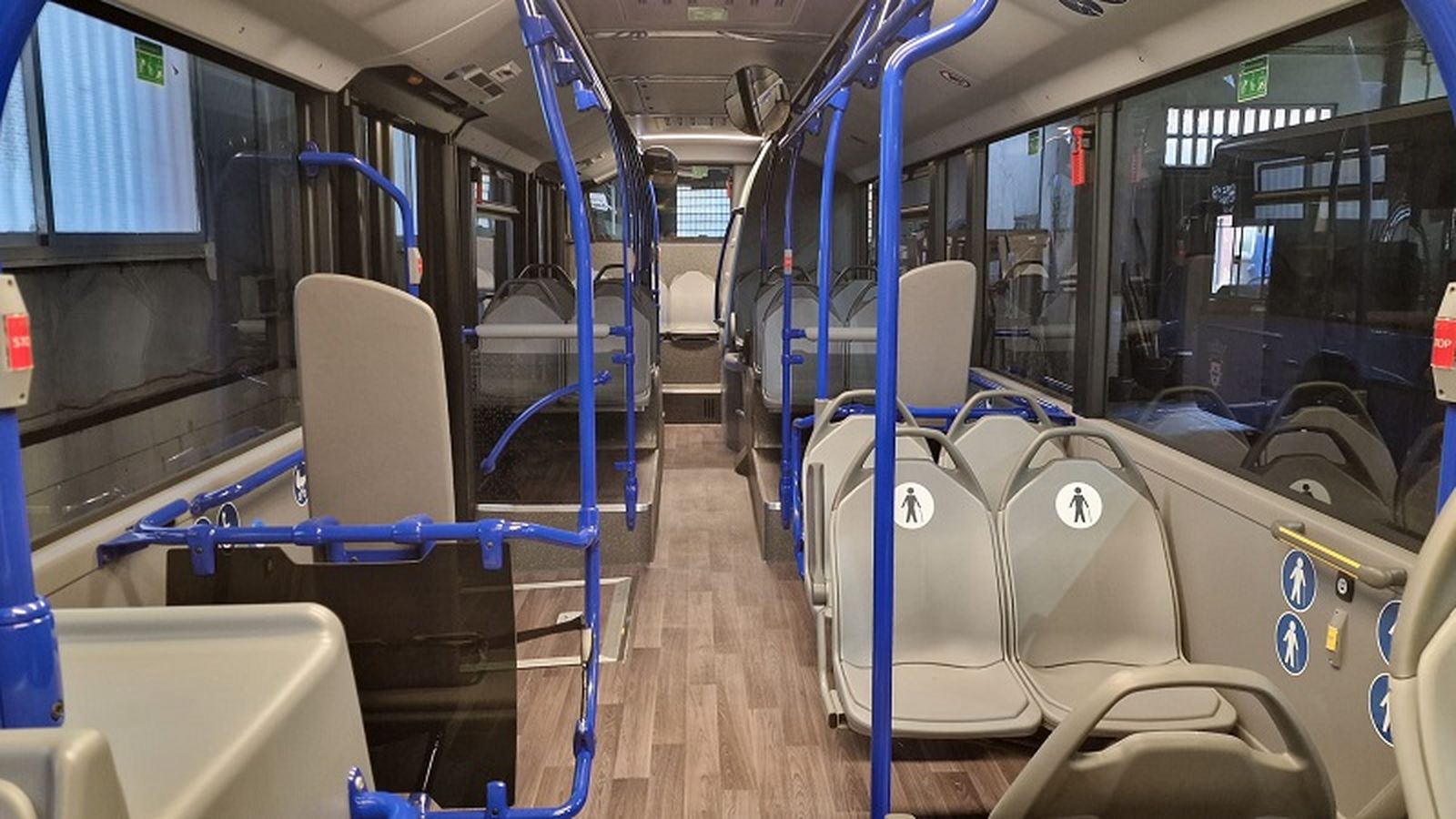 Interior de uno de los vehículos de la flota municipal de autobuses