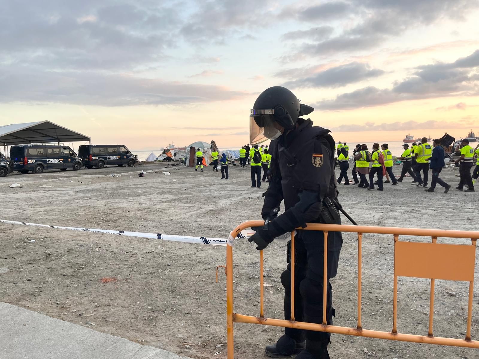 La Policía Nacional inicia el desalojo del Guano, último gran asentamiento ilegal de inmigrantes de Ceuta