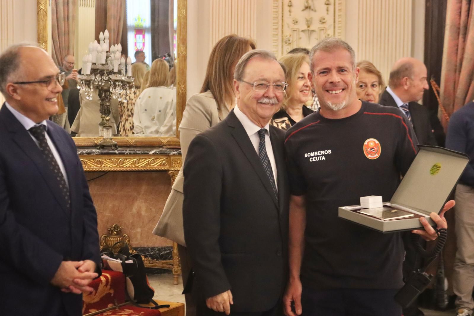 Acto de entrega de reconocimientos por el Día del Funcionario en el Salón del Trono