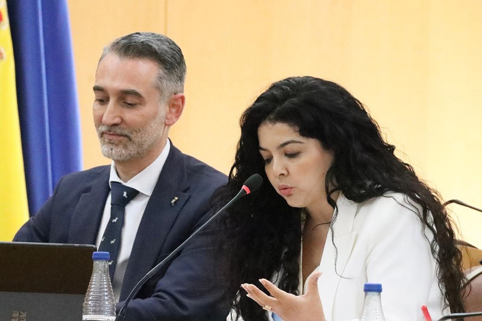 Sebastián Guerrero junto a Hanan Ahmed este lunes en la Asamblea. / FOTO REDUAN