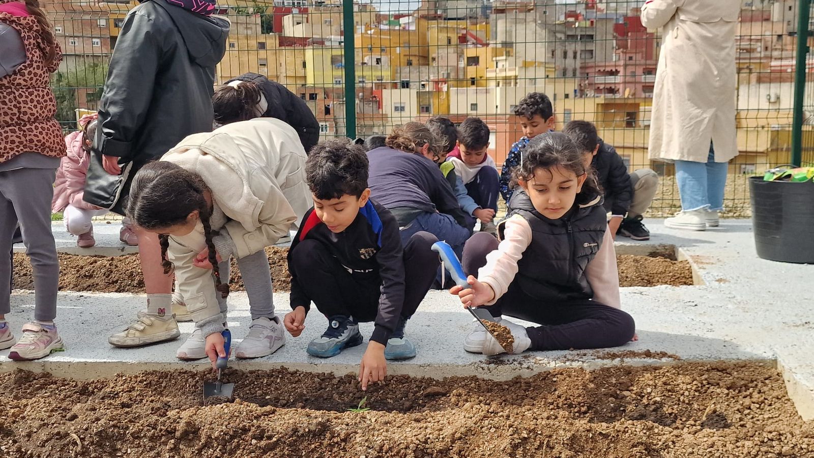 Niños y niñas disfrutan del huerto urbano