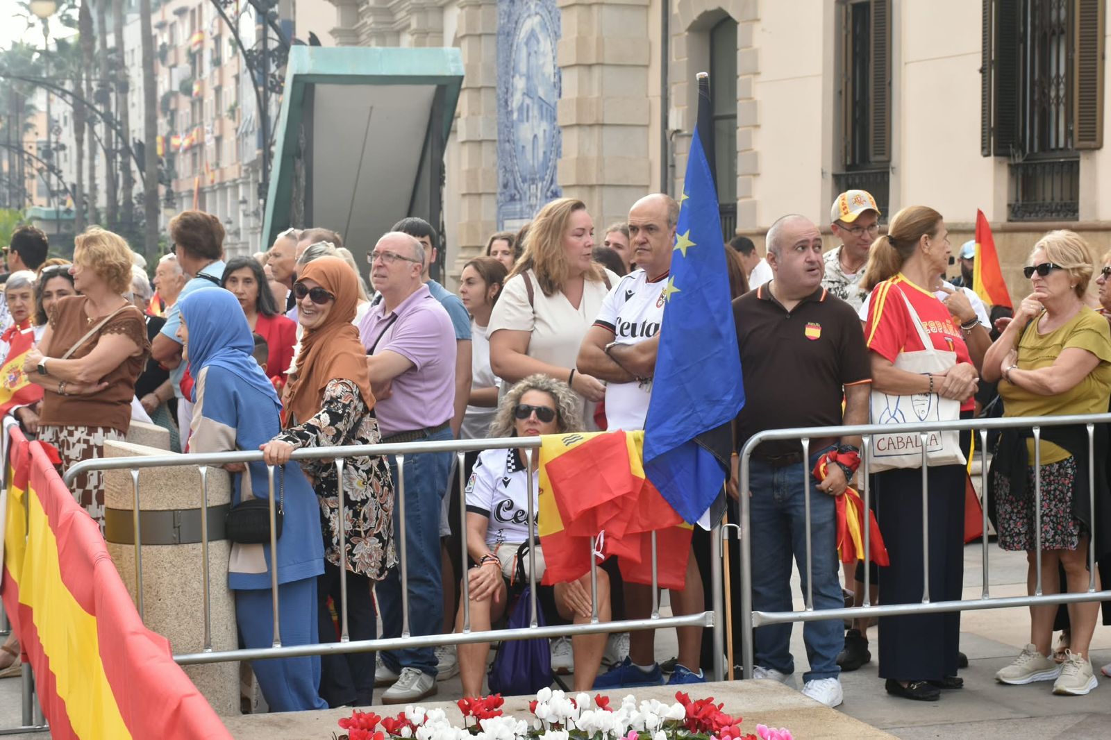 Los Reyes muestran su cercanía a los ceutíes nada más llegar a la ciudad