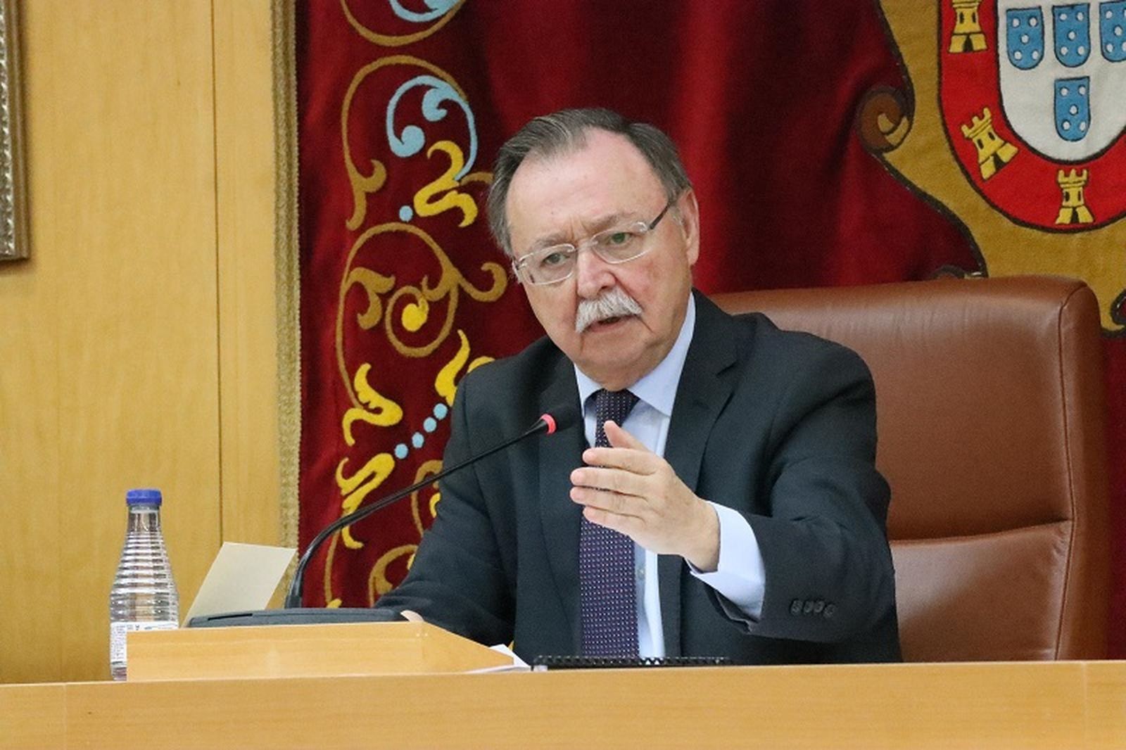 El presidente Vivas llamando la atención a Redondo este jueves durante el pleno. / FOTO REDUAN