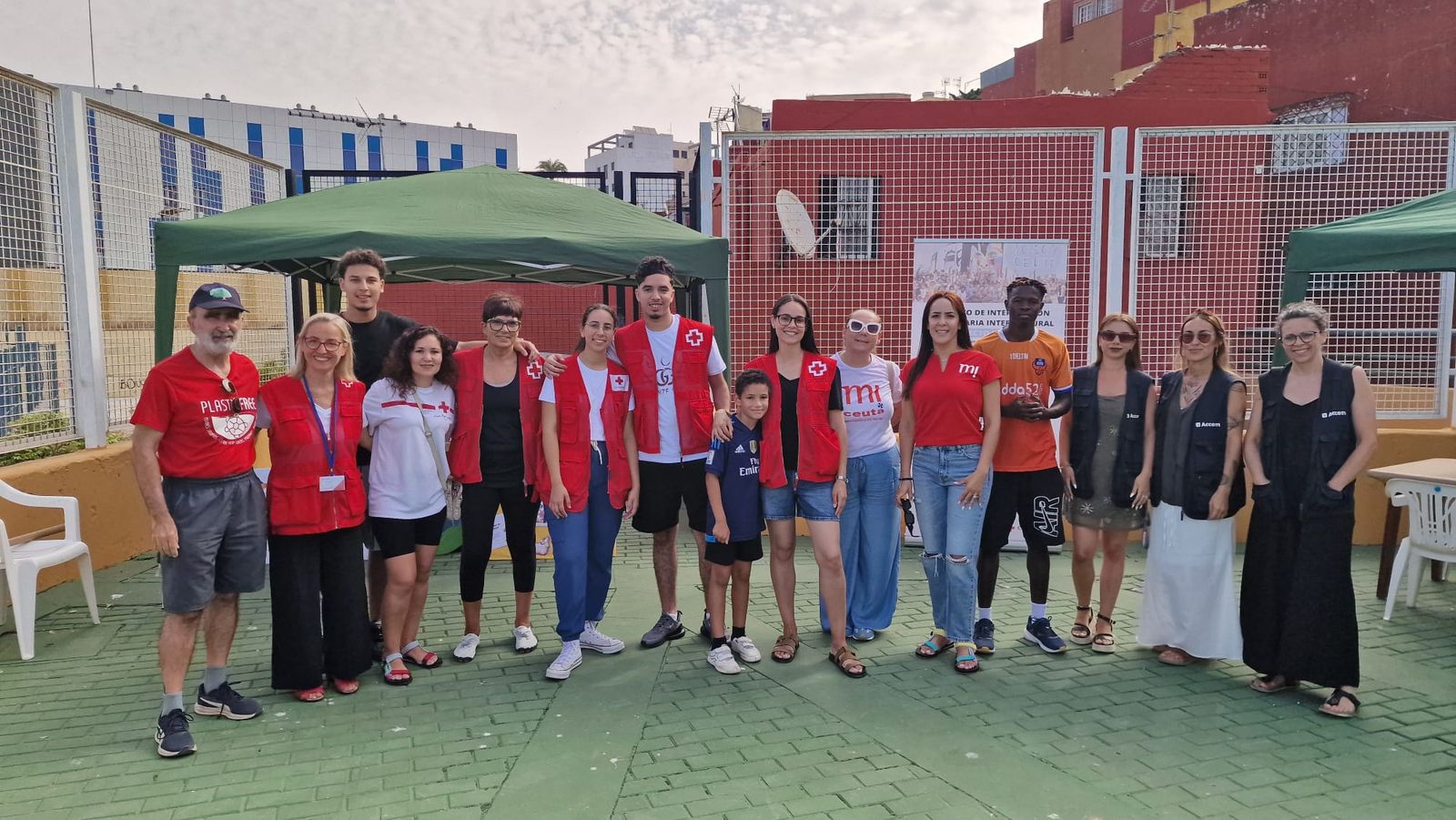 Foto de familia de los voluntarios de la Escuela de Verano del grupo ICI de Cruz Roja Ceuta