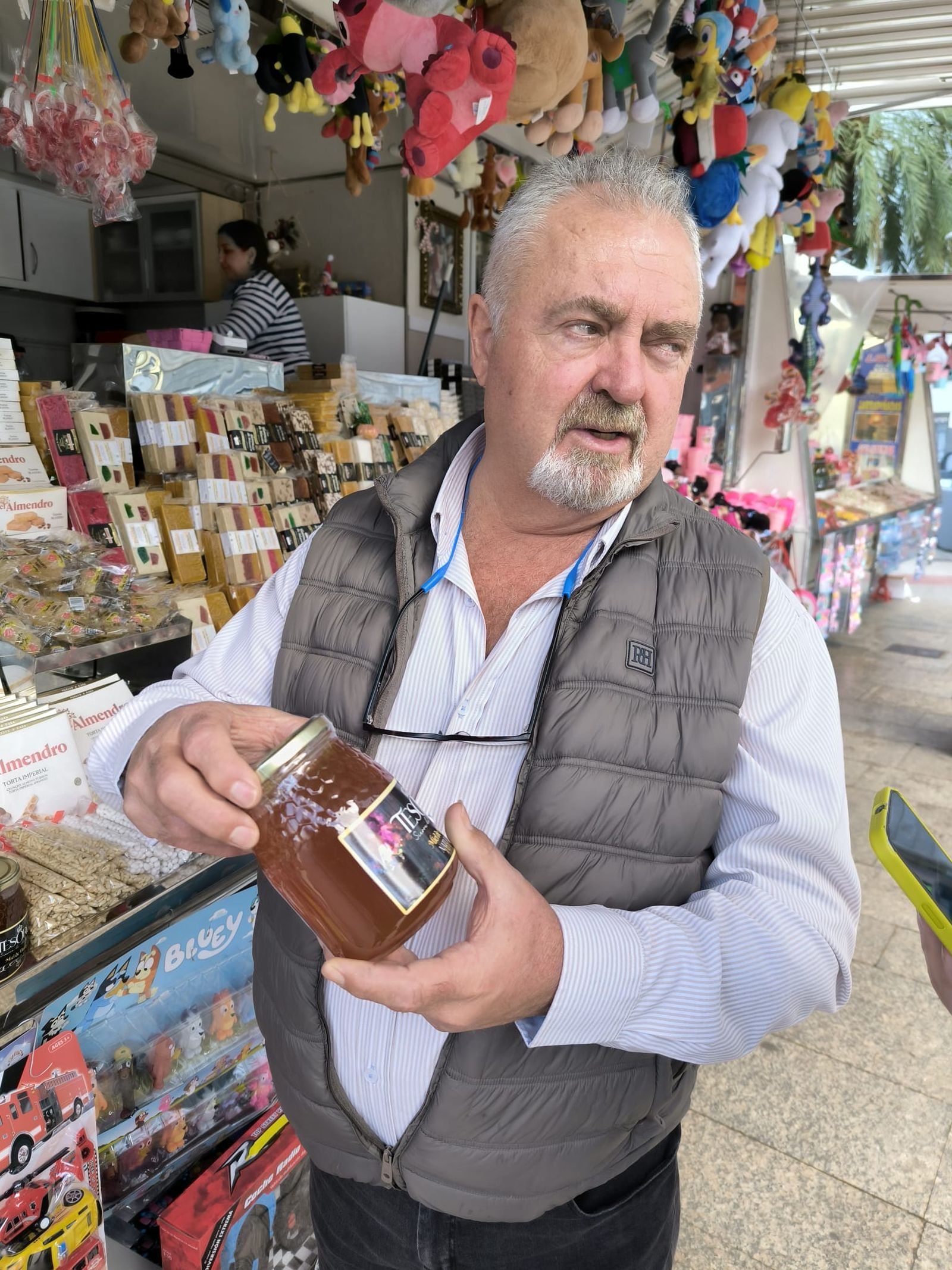 Chacón con uno de sus botes de miel artesana.