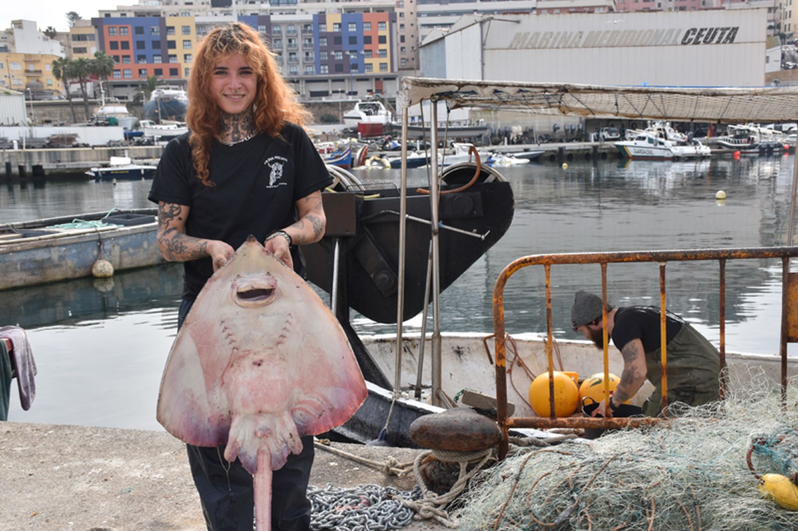 Cynthia León con la raya capturada la noche anterior. / FOTO G.S. Cynthia León con la raya capturada la noche anterior. / FOTO G.S.