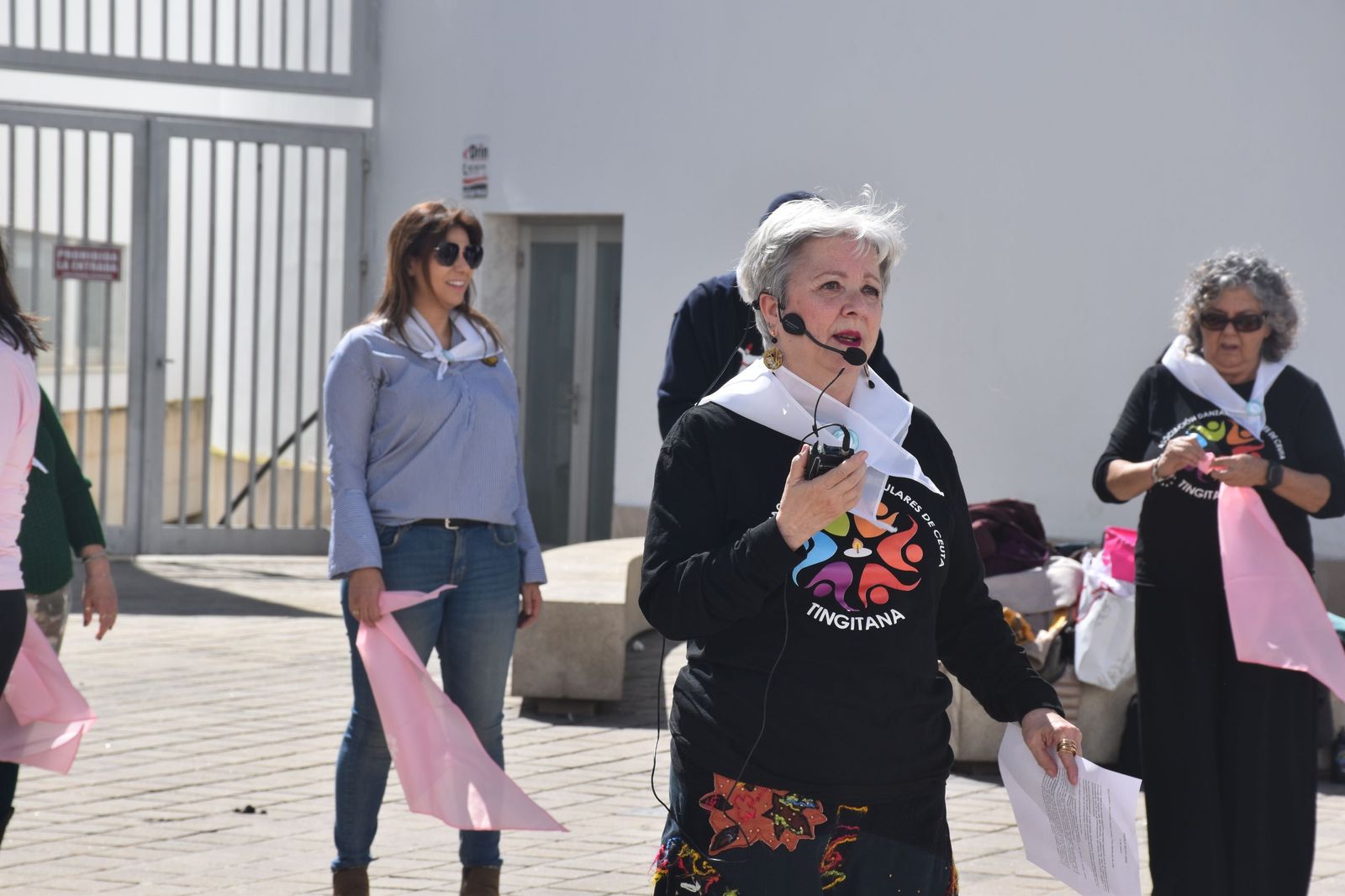 Cristina Querol, miembro de ACMUMA y la asociación de Danzas Circulares, explica la actividad