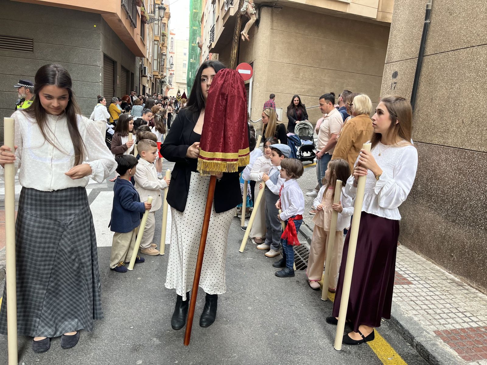 Ceuta acompaña a la Cruz de Mayo de La Flagelación en su primera salida con costaleros