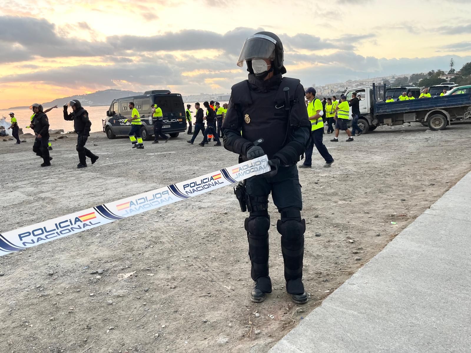 La Policía Nacional inicia el desalojo del Guano, último gran asentamiento ilegal de inmigrantes de Ceuta