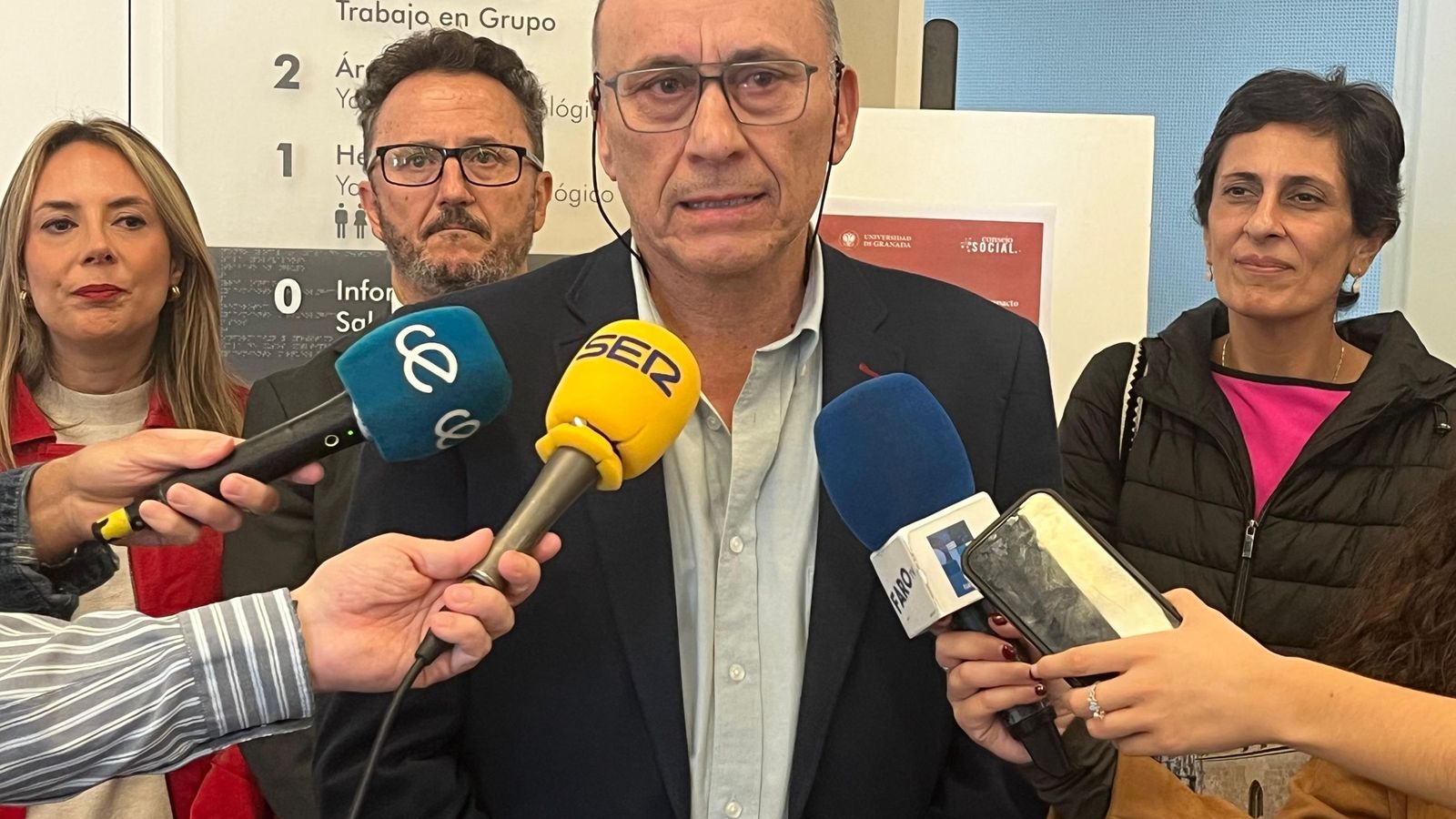 El catedrático de la UGR Teodoro Luque en declaraciones a la prensa junto al vicerrector Salvador del Barrio y las consejeras de Educación, Pilar Orozco, y de Hacienda, Kissy Chandiramani