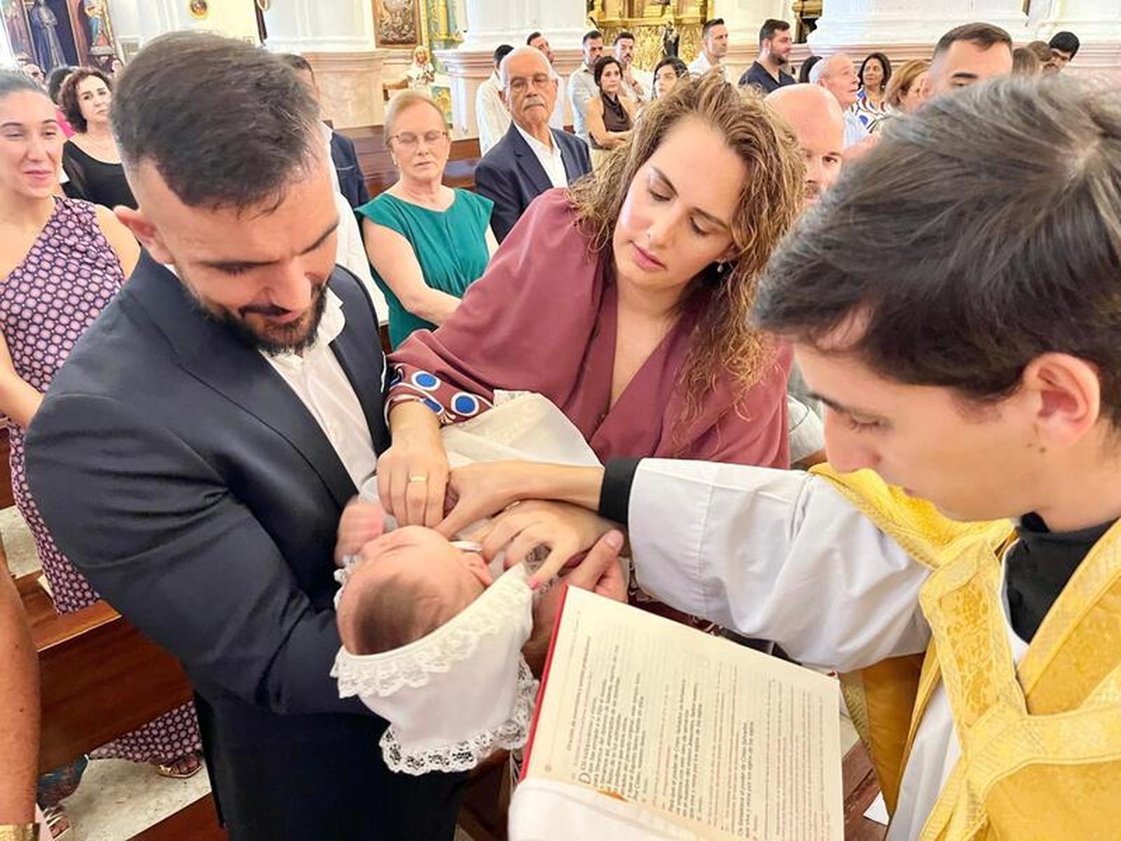 Melissa, José y Teresa reciben el sacramento del bautismo