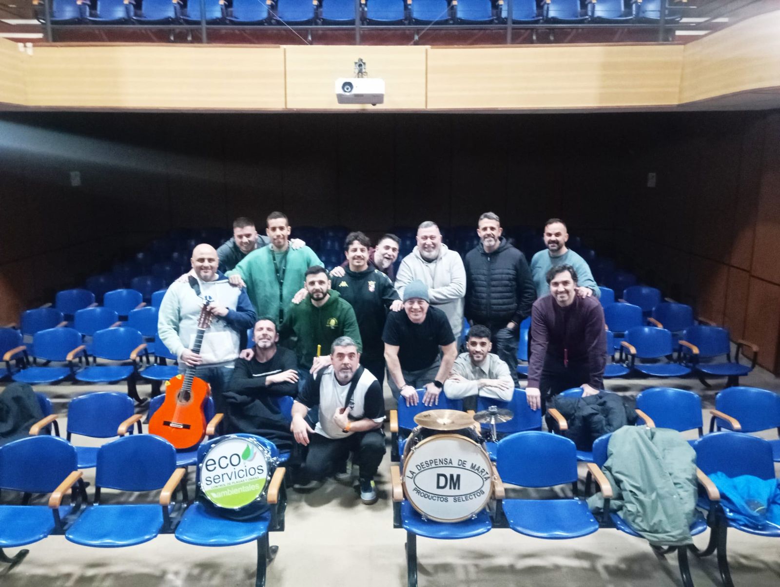Menuda agrupación, en el local de ensayo