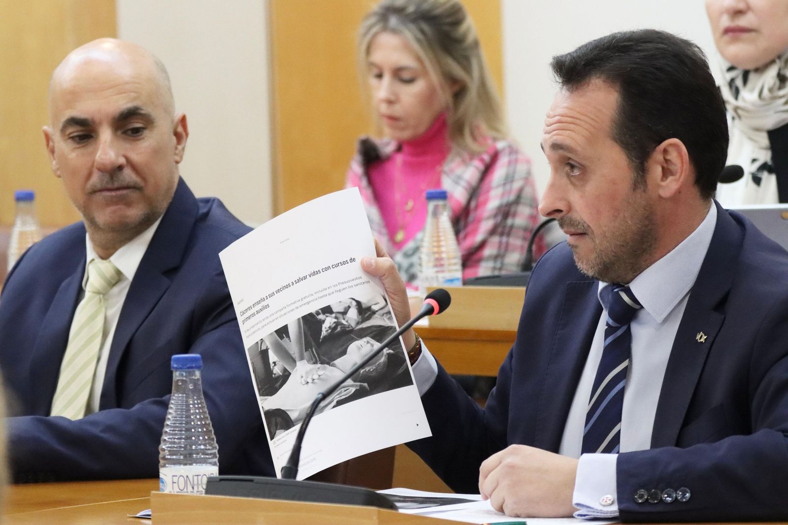 Juan Sergio Redondo (Vox), se dirige al consejero de Presidencia y Gobernación, Alberto Gaitán