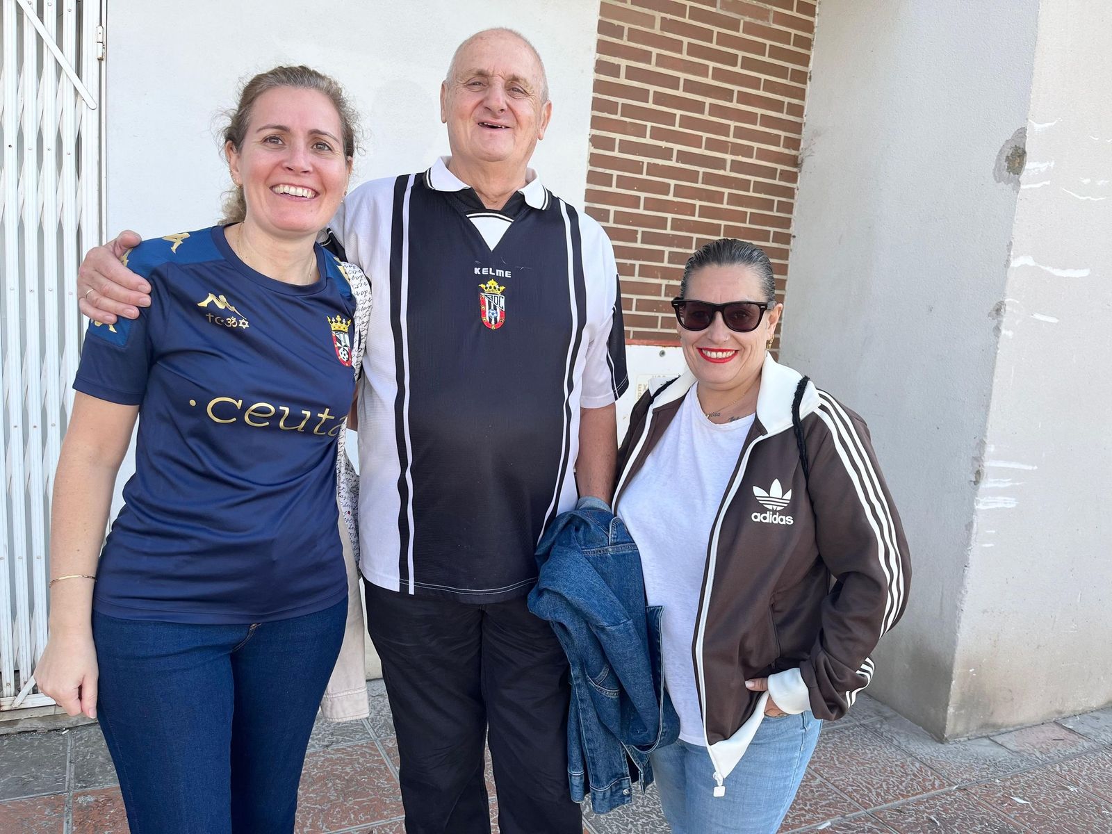 La afición de la AD Ceuta con su equipo desde el Alfonso Murube La afición de la AD Ceuta con su equipo desde el Alfonso Murube