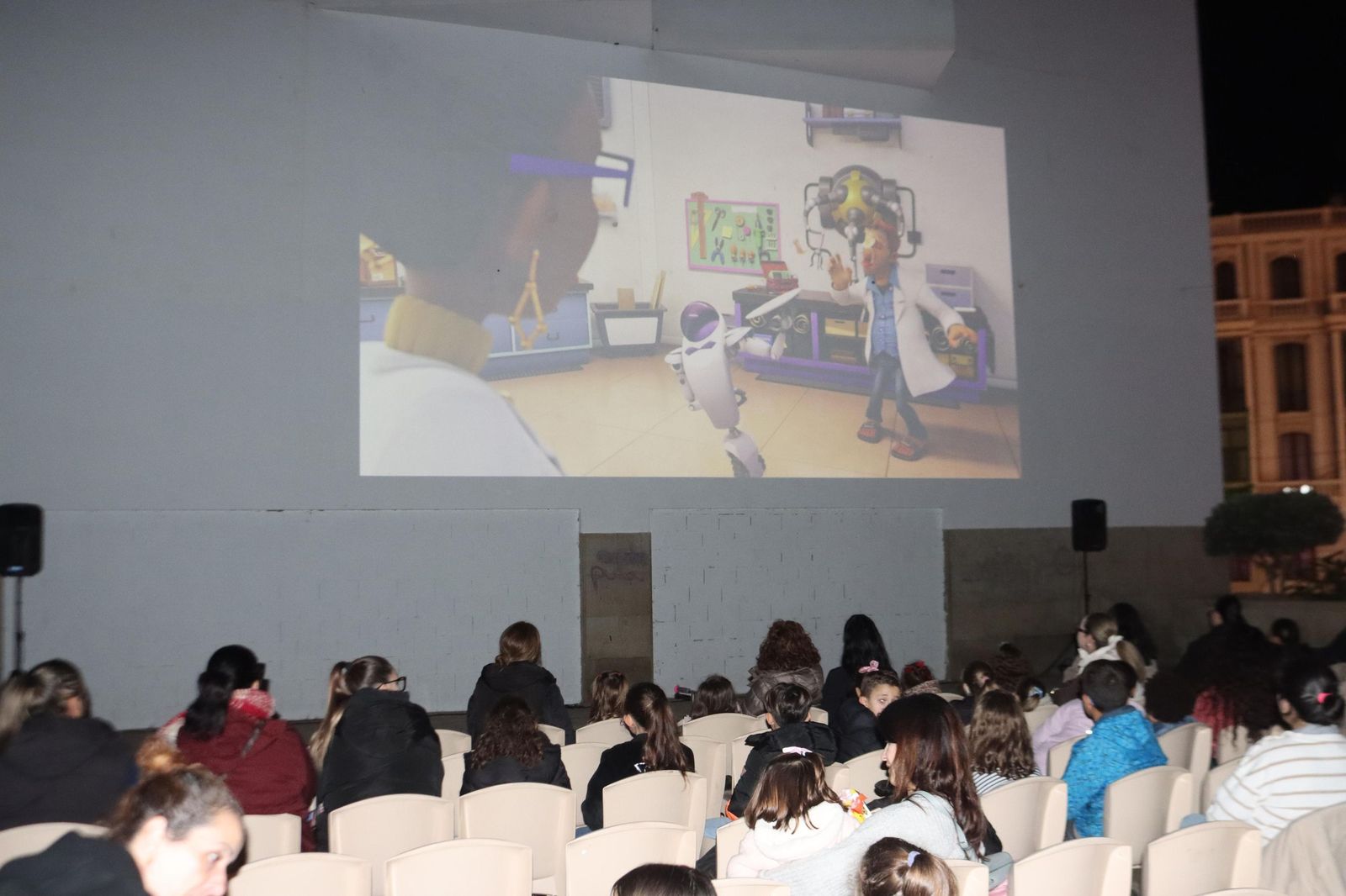 Proyección de la película ‘SuperKlaus’ en la plaza Nelson Mandela.