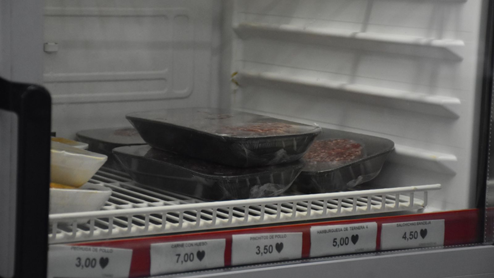 Frigorífico para la carne en el supermercado de Cáritas