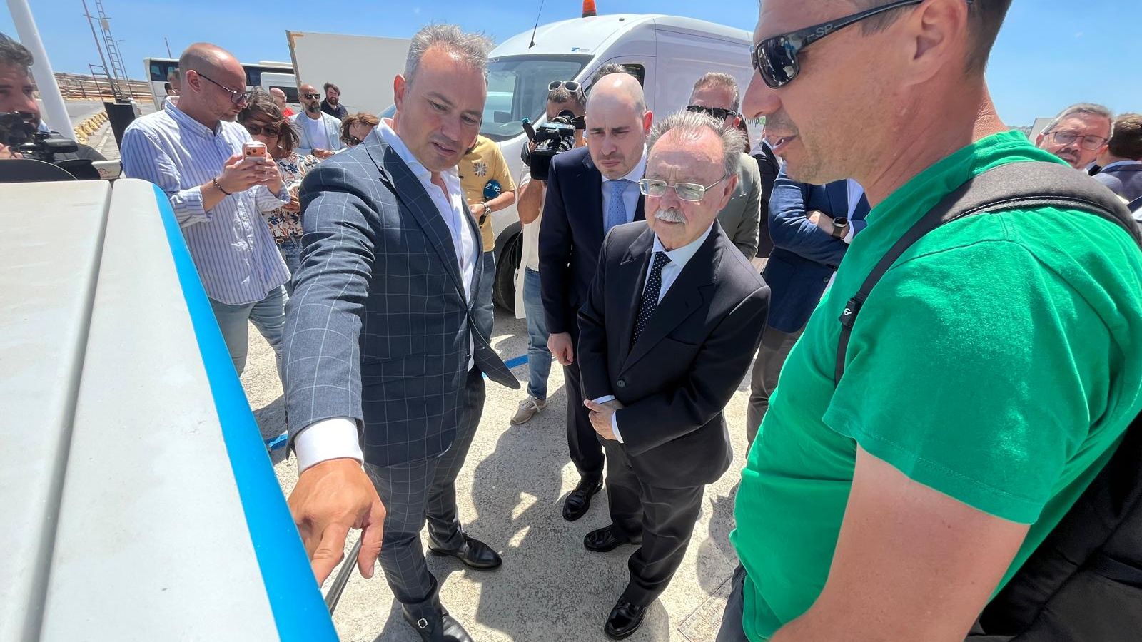 Gómez enseñando la estación al presidente Vivas y a Triano