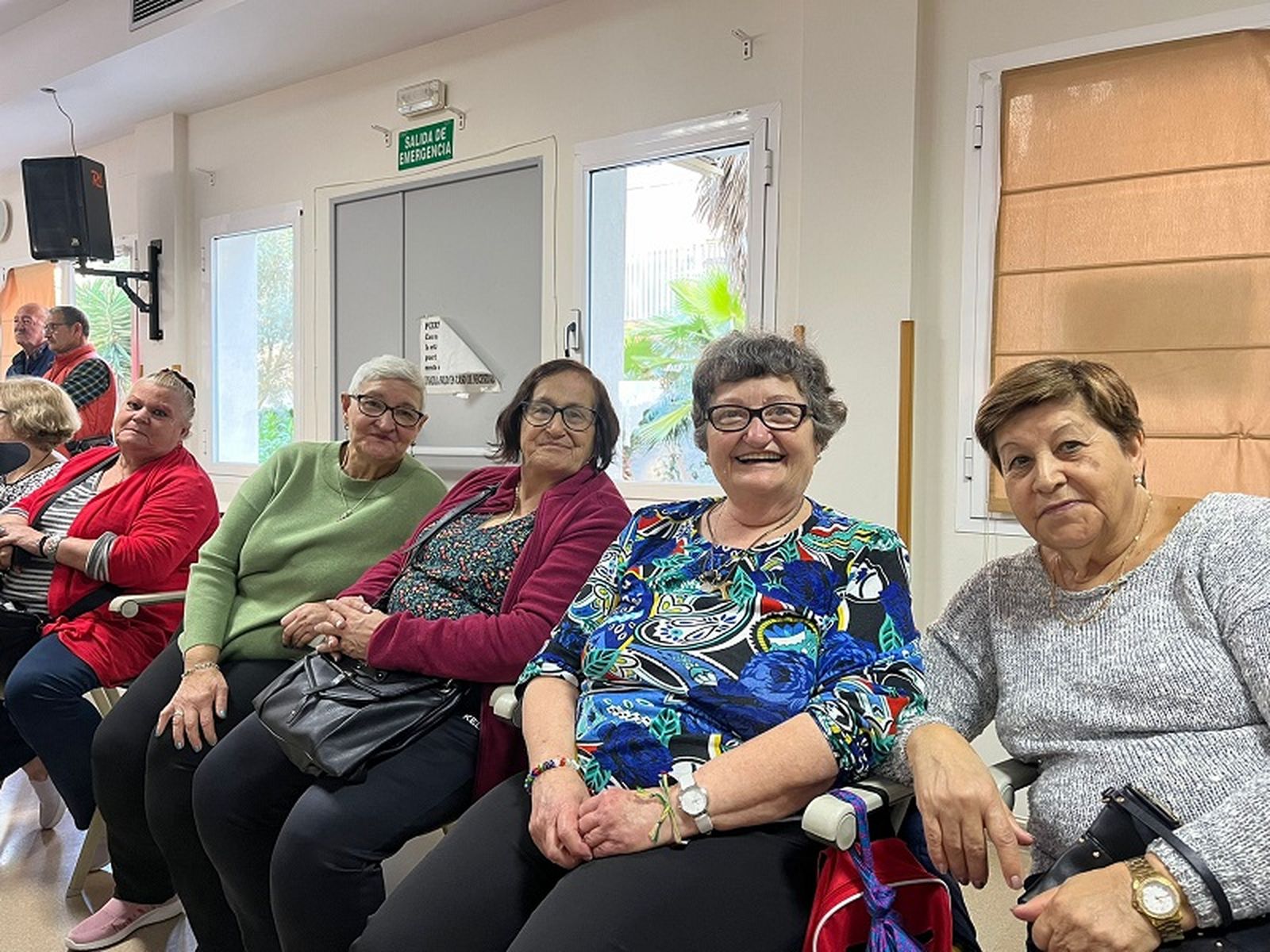 Antonia y Piedad, dos de las participantes, y su grupo de amigas./ FOTO C.L.