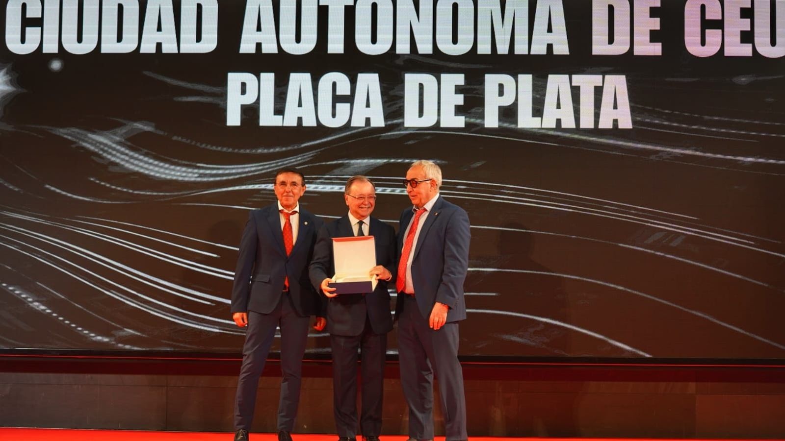 Ceuta recibe la Placa de Plata de la Federación Española de Triatlón en reconocimiento a su impulso al deporte