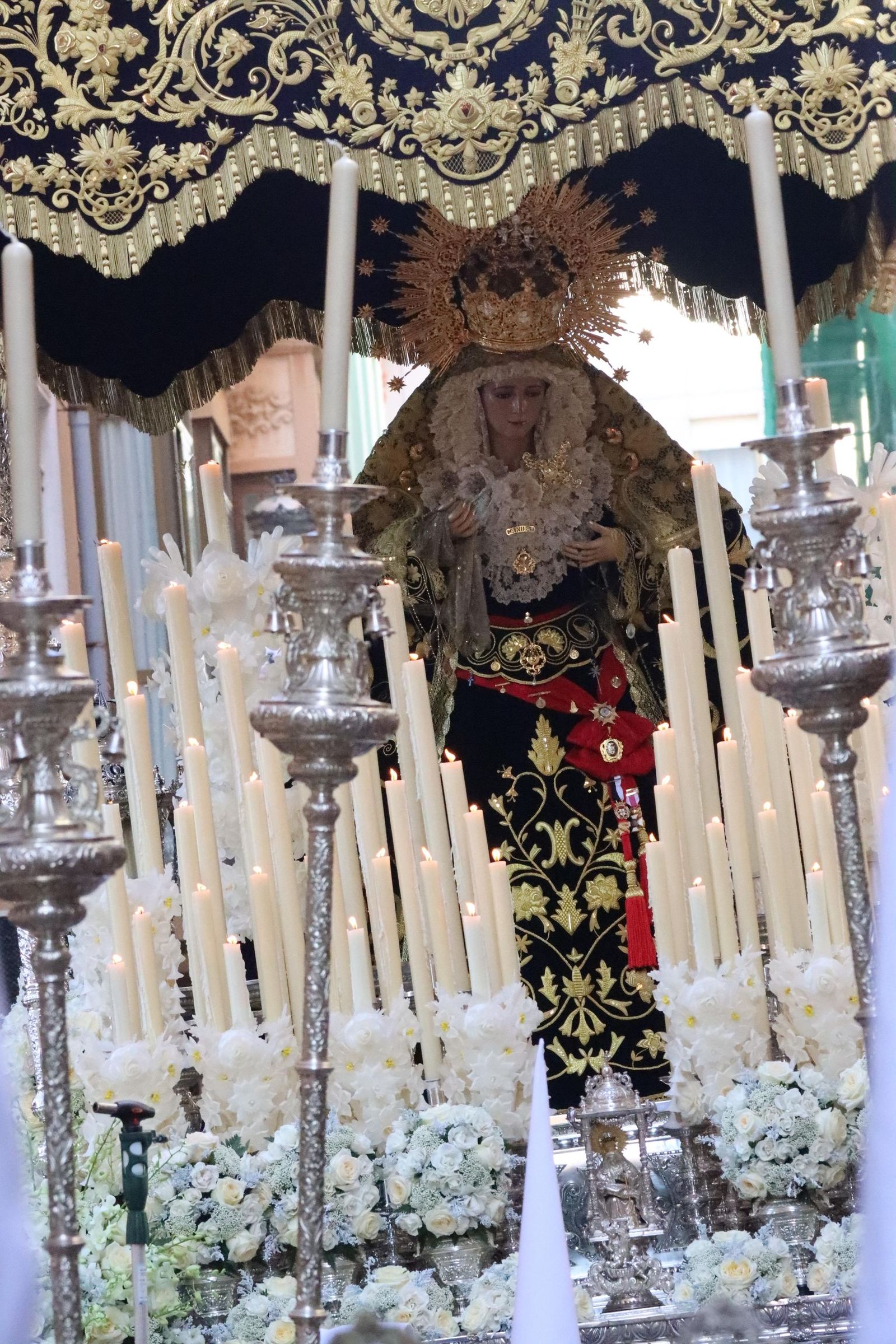 Cuarenta y cinco hombres bajo las trabajaderas y uno "ayudando desde el cielo"