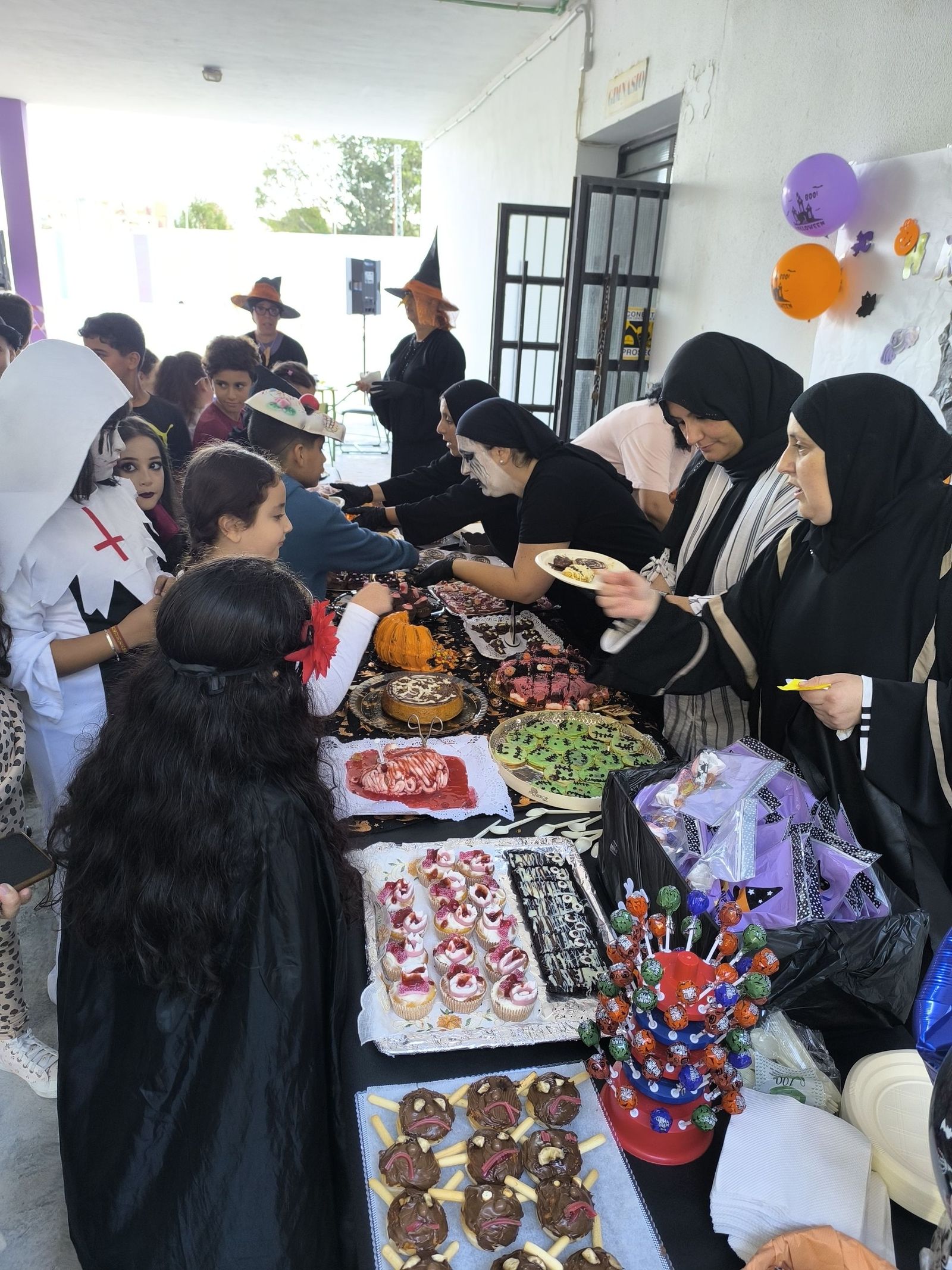 FOTOGALERÍA |  Balón-tiro, frutos secos y dulces para celebrar Halloween y la Mochila en el Rey Juan Carlos I FOTOGALERÍA |  Balón-tiro, frutos secos y dulces para celebrar Halloween y la Mochila en el Rey Juan Carlos I
