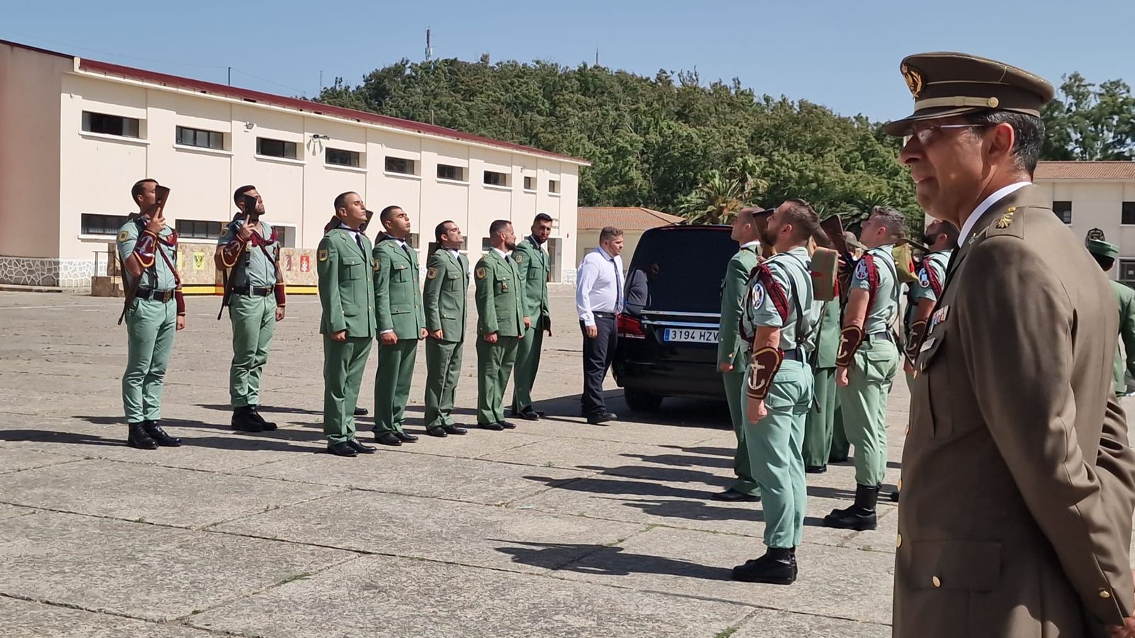 El coche fúnebre llegando con el cuerpo del militar fallecido