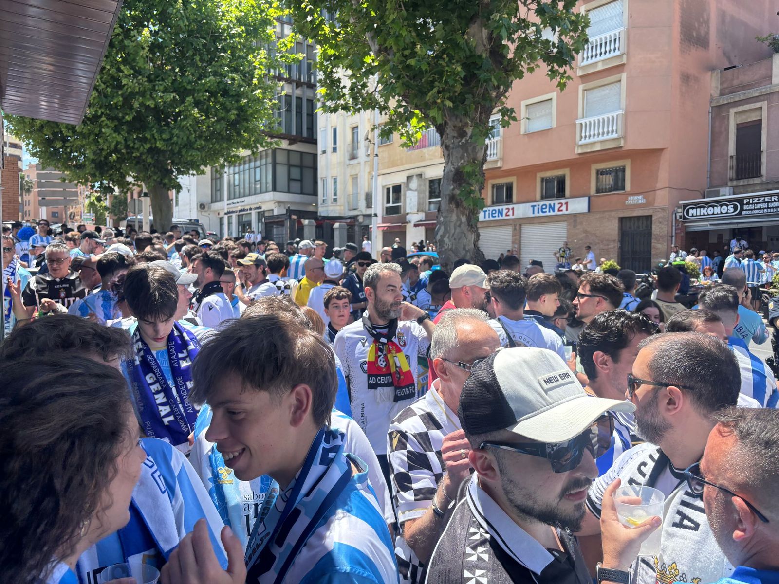 Aficionados en la previa del partido